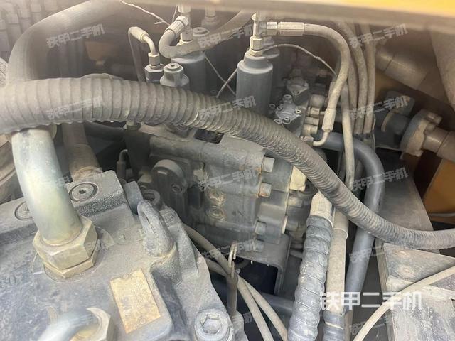 回轉(zhuǎn)馬達(dá)和主控閥（整機(jī)外觀）