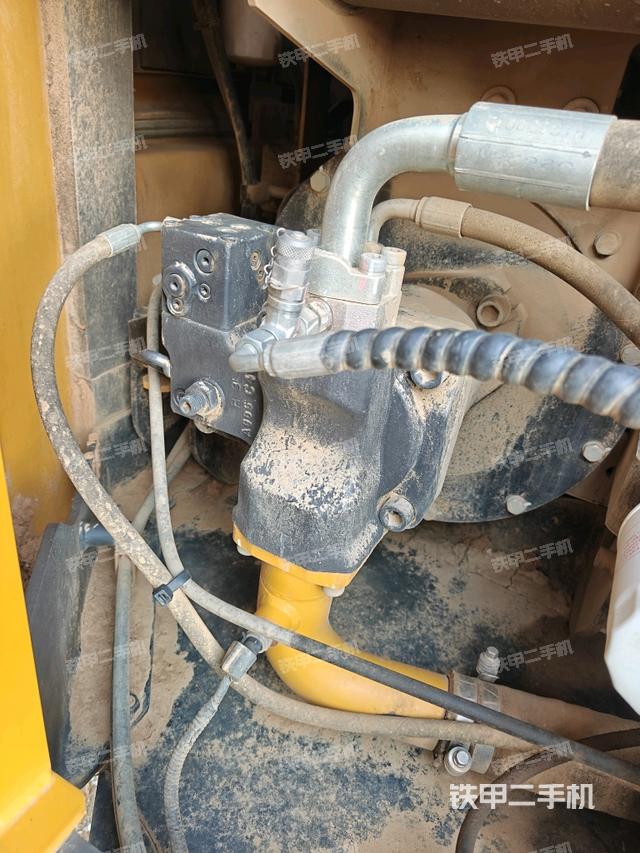 液壓泵艙室正面整體（整機外觀）