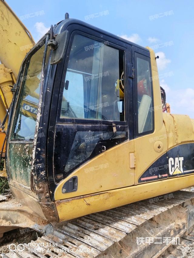 行走控制手柄和踏板?俯拍（駕駛室部分）