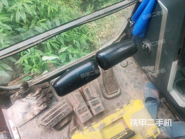 行走控制手柄和踏板?俯拍（駕駛室部分）