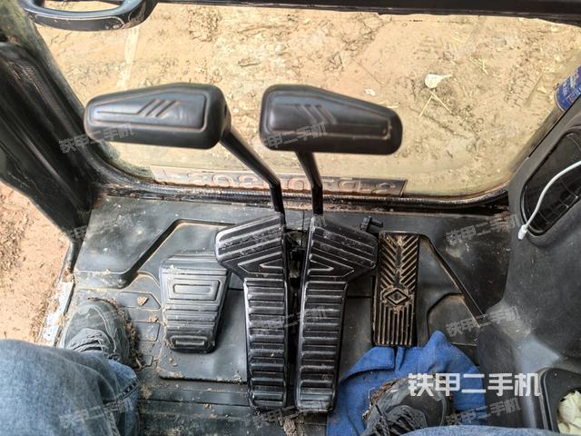 行走控制手柄和踏板?俯拍（駕駛室部分）