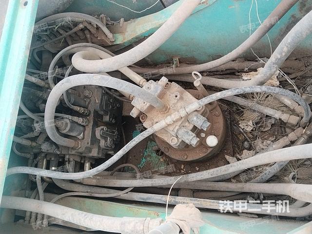 回转马达和主控阀（整机外观）