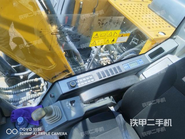 行走控制手柄和踏板?俯拍（駕駛室部分）