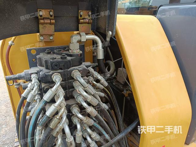 回转马达和主控阀（整机外观）