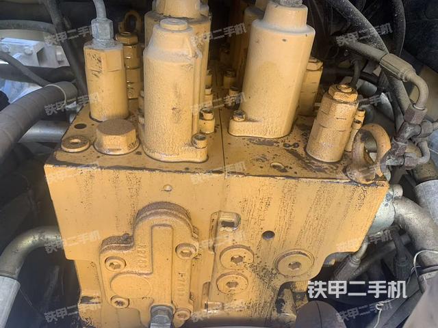 回轉(zhuǎn)馬達(dá)和主控閥(整機(jī)外觀) 回轉(zhuǎn)馬達(dá)和主控閥(整機(jī)外觀)