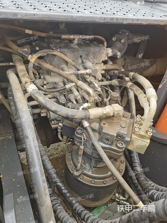 回转马达和主控阀（整机外观）