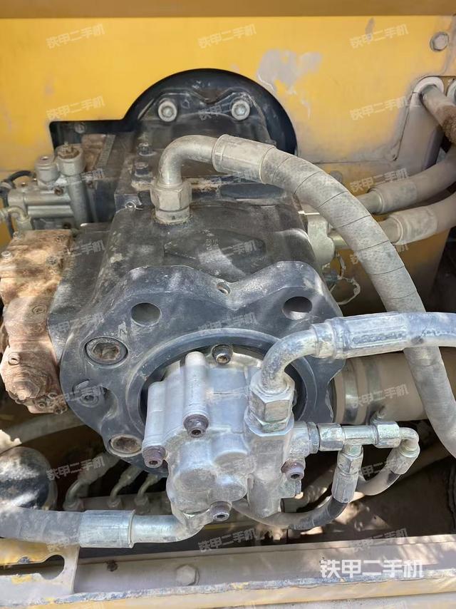 液压泵舱室正面整体（整机外观）