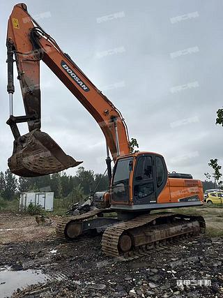 斗山DX260LC-9C挖掘机实拍图片