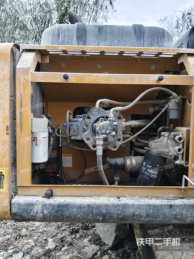 液压泵舱室正面整体（整机外观）