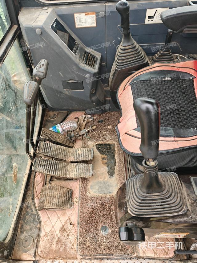 座椅右側(cè)控制臺/鑰匙門/油門/含右手柄（駕駛室部分）