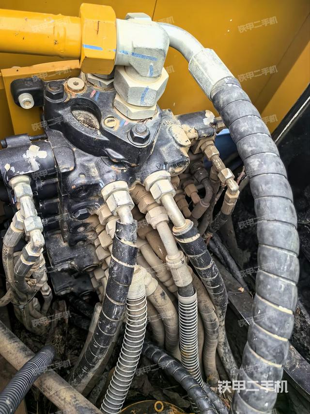 回轉(zhuǎn)馬達(dá)和主控閥（整機(jī)外觀）