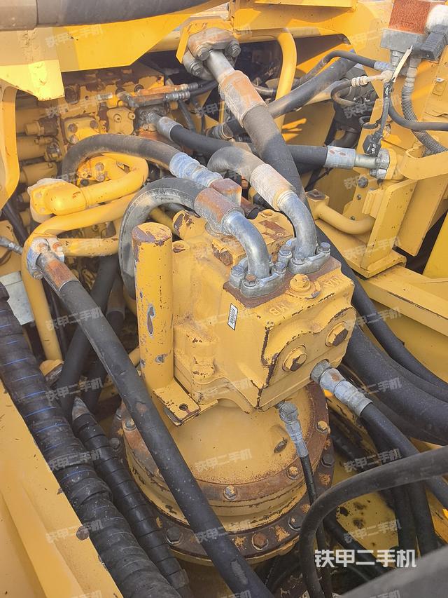 回转马达和主控阀（整机外观）