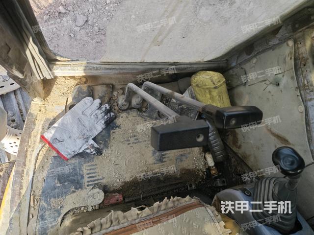 行走控制手柄和踏板?俯拍（駕駛室部分）