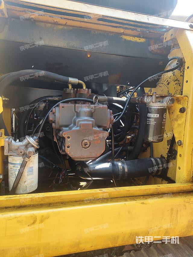 液压泵舱室正面整体（整机外观）