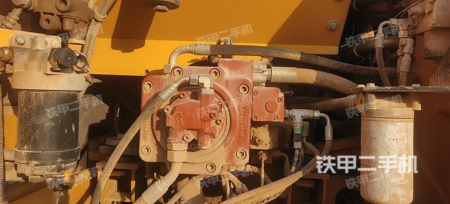 液压泵舱室正面整体（整机外观）