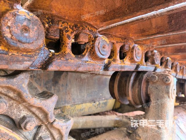 松土器全景（推土机底盘及工作装置）