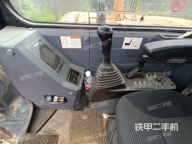 駕駛室整體（整機外觀）