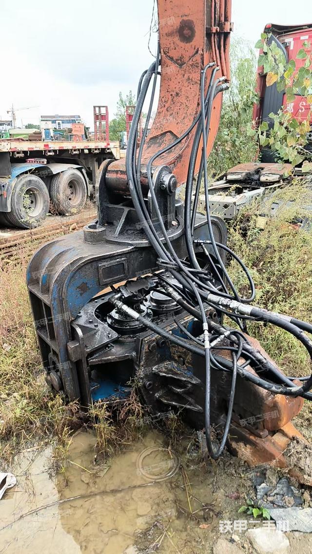 液压泵舱室正面整体（整机外观）