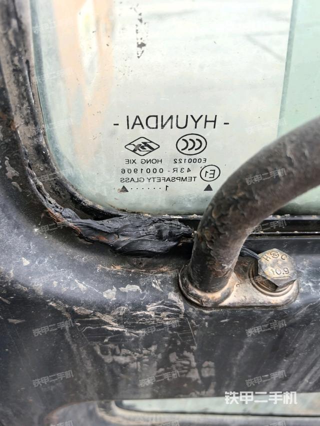 行走控制手柄和踏板?俯拍（駕駛室部分）