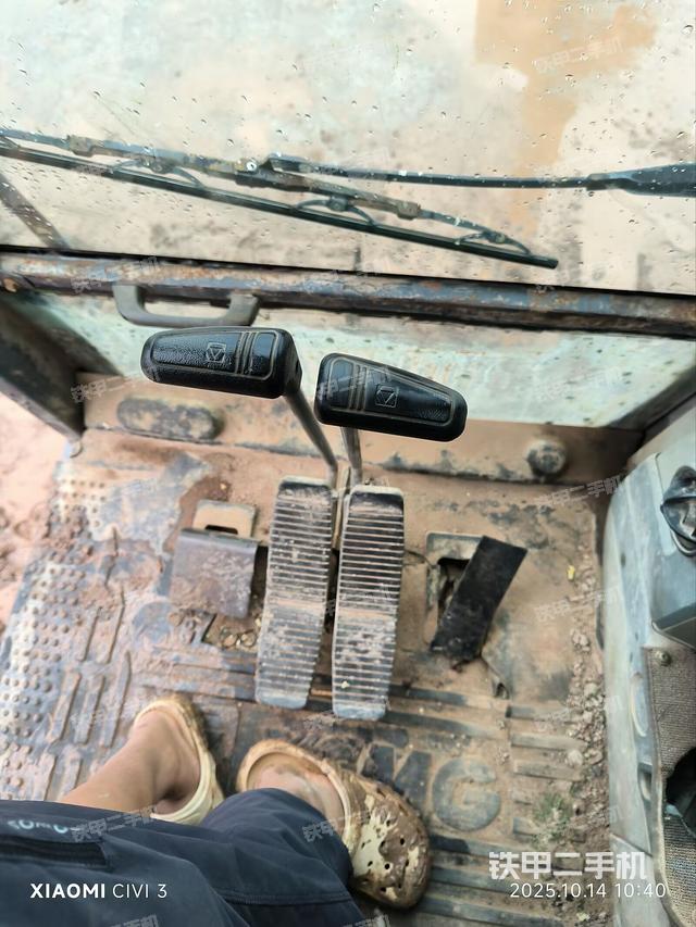 行走控制手柄和踏板?俯拍（駕駛室部分）