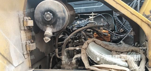 液压泵舱室正面整体（整机外观）