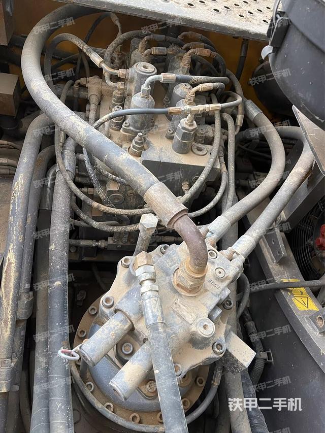 回轉(zhuǎn)馬達(dá)和主控閥（整機(jī)外觀）