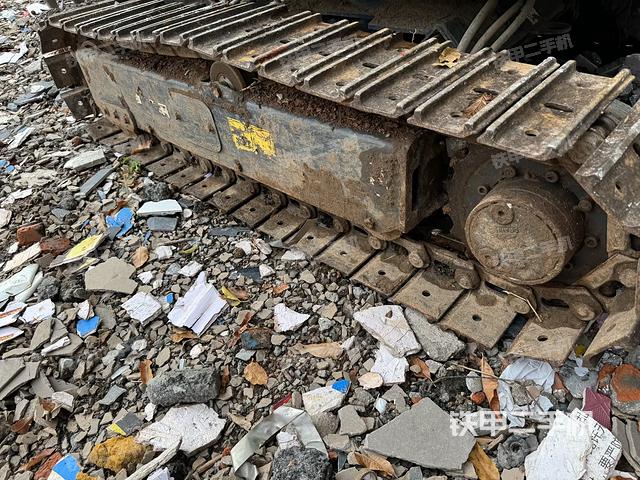 單側(cè)履帶整體(整機(jī)外觀) 單側(cè)履帶整體(整機(jī)外觀)