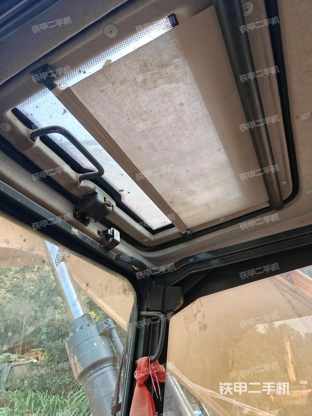 行走控制手柄和踏板?俯拍（駕駛室部分）