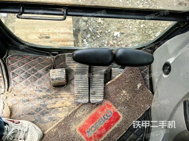 行走控制手柄和踏板 俯拍（驾驶室部分）