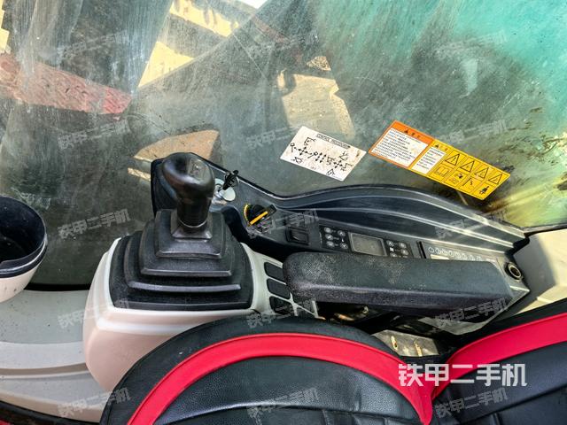 座椅右側控制臺/鑰匙門/油門/含右手柄(駕駛室部分) 座椅右側控制臺/鑰匙門/油門/含右手柄(駕駛室部分)