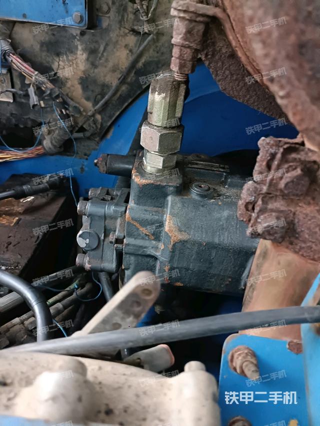 液壓泵艙室正面整體（整機外觀）