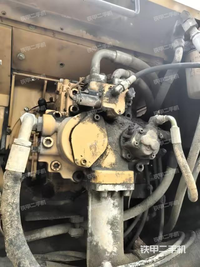 液压泵舱室正面整体（整机外观）