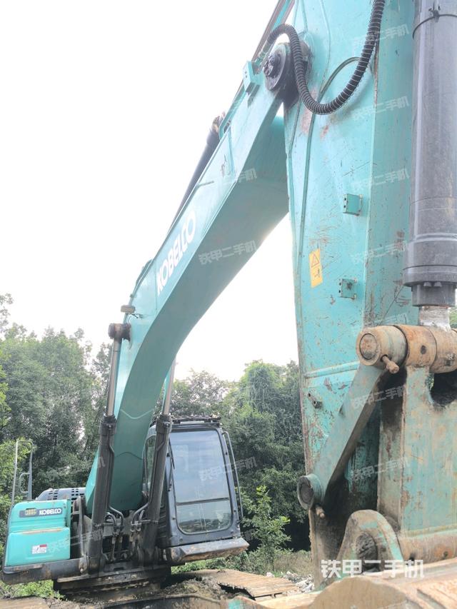 大臂油缸整体 竖拍（工作和回转装置）