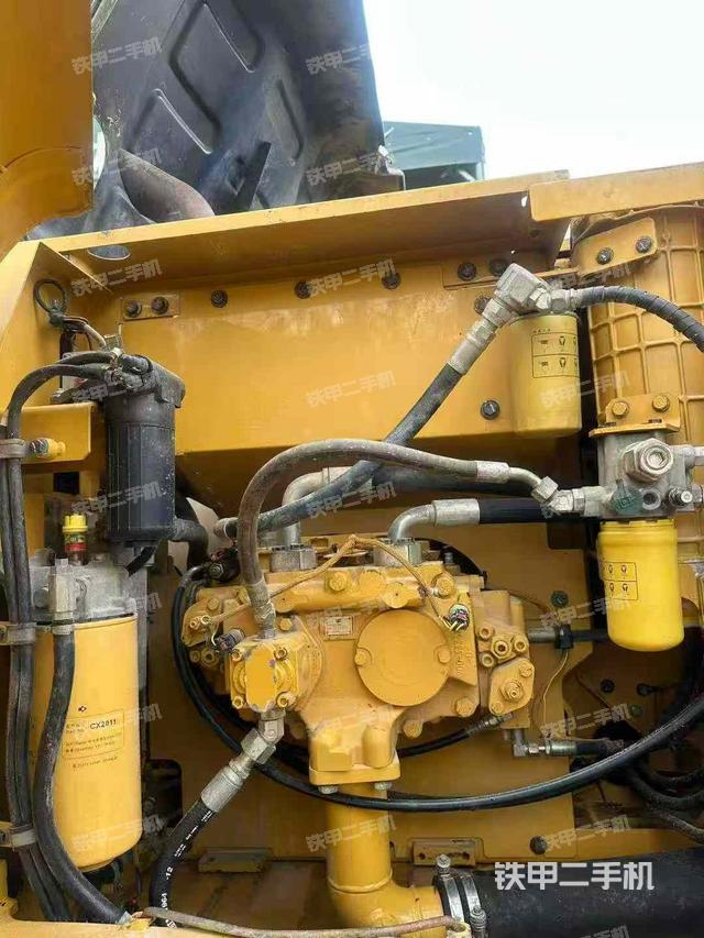 液压泵舱室正面整体（整机外观）