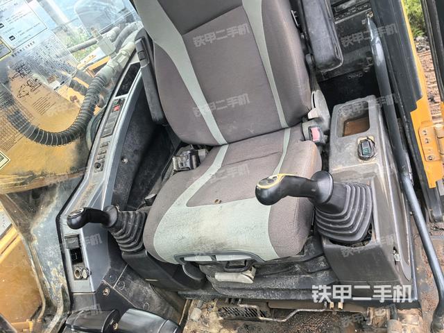 行走控制手柄和踏板?俯拍（駕駛室部分）