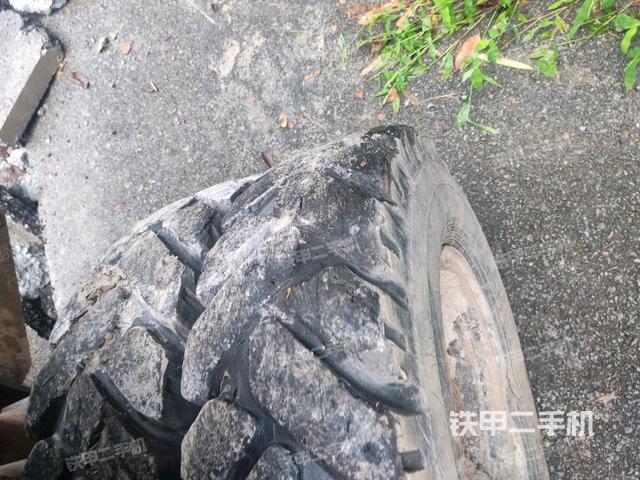 左驅(qū)動輪（行走機(jī)構(gòu)）