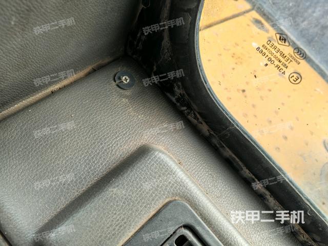 行走控制手柄和踏板?俯拍（駕駛室部分）