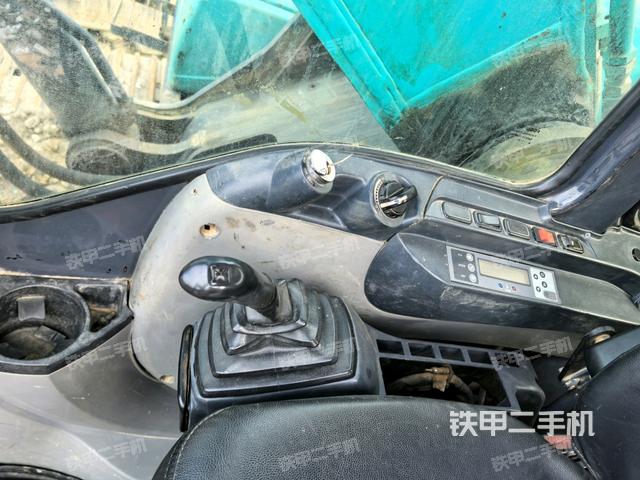 座椅右侧控制台/钥匙门/油门/含右手柄（驾驶室部分）