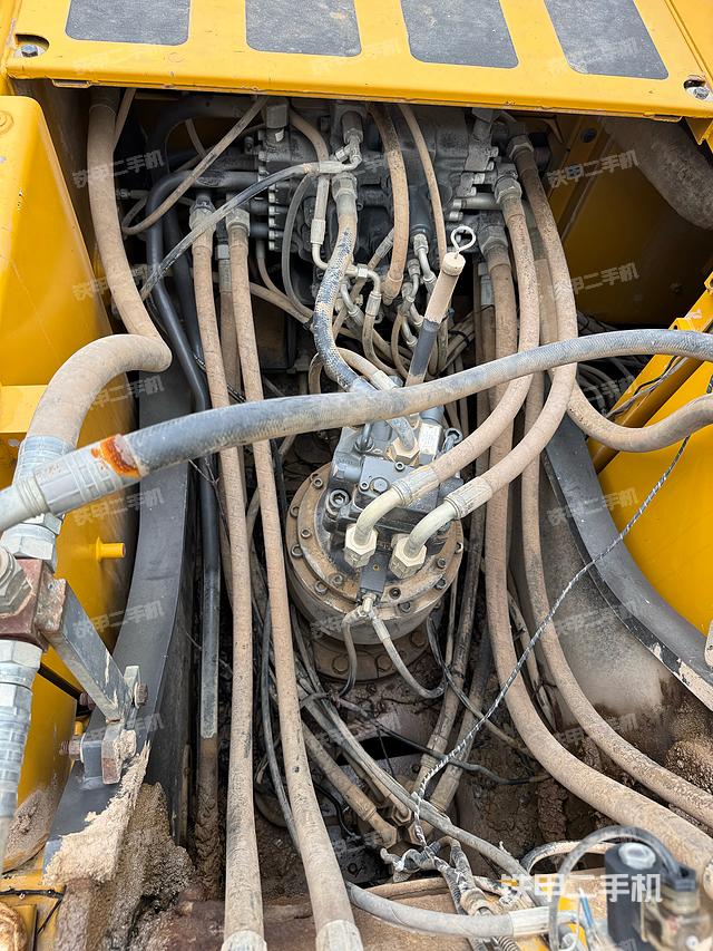 回转马达和主控阀（整机外观）