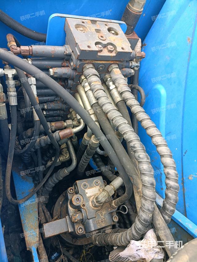 回轉馬達和主控閥（整機外觀）