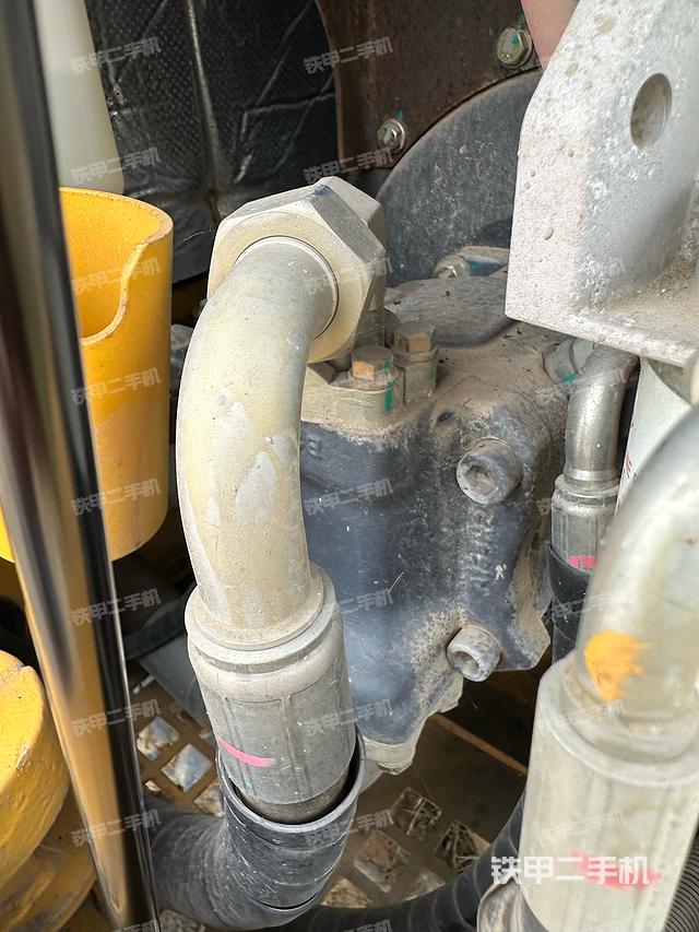 液压泵舱室正面整体（整机外观）