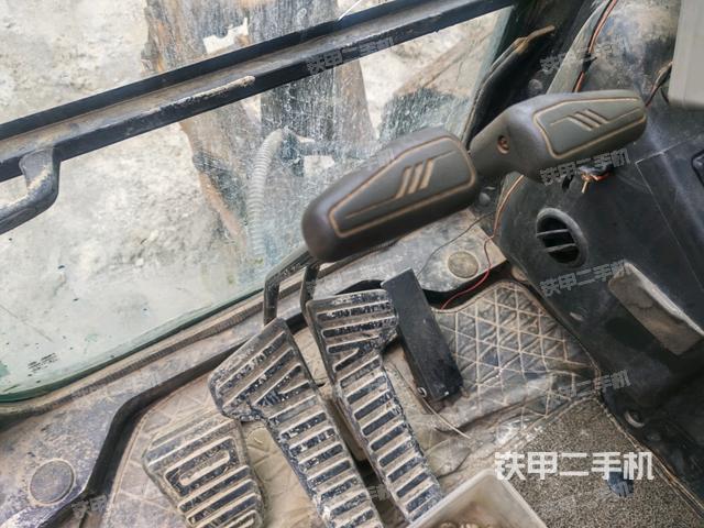 行走控制手柄和踏板?俯拍（駕駛室部分）