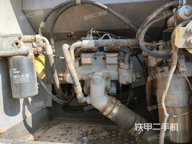 液压泵舱室正面整体（整机外观）