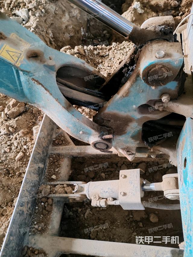 大臂根部?斜（工作和回轉(zhuǎn)裝置）