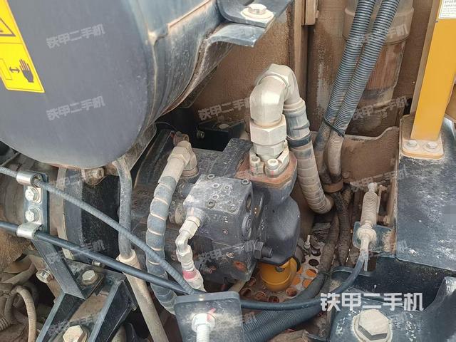 液壓泵艙室正面整體（整機外觀）