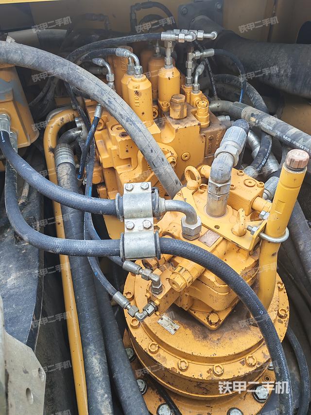 回转马达和主控阀（整机外观）