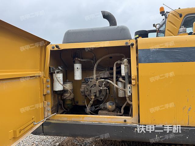 液压泵舱室正面整体（整机外观）