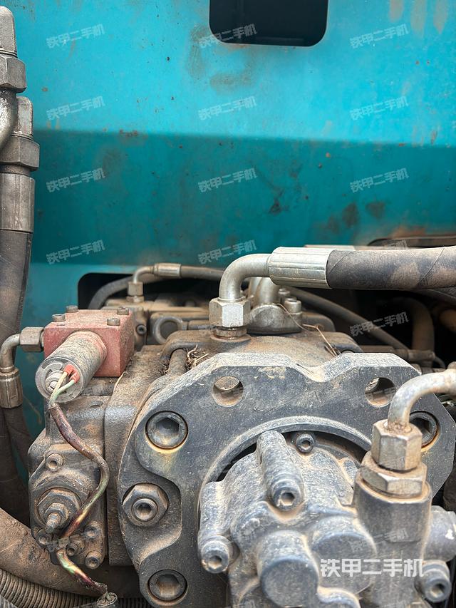 液压泵舱室正面整体（整机外观）