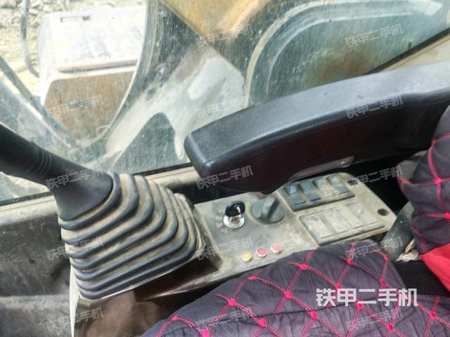 座椅右側(cè)控制臺(tái)/鑰匙門(mén)/油門(mén)/含右手柄（駕駛室部分）