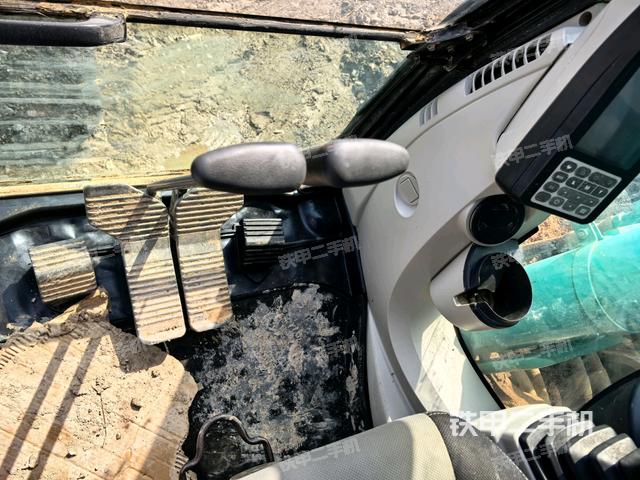 行走控制手柄和踏板 俯拍（驾驶室部分）